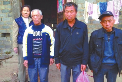 已被判死緩、在獄中服刑的4個村民的家人一直在為兒子喊冤。圖片來自網(wǎng)絡(luò)