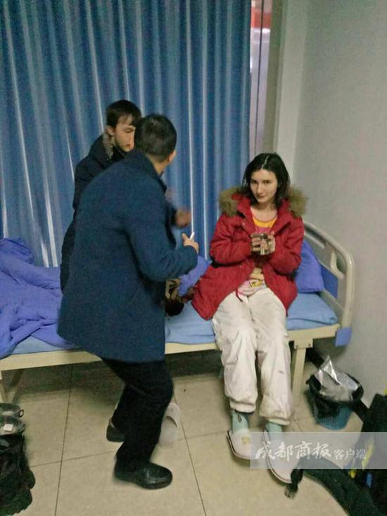 王利鑫說(shuō)，醫(yī)院工作人員考慮到他們遠(yuǎn)道而來(lái)，于是給他們倒上熱水，并試圖打手勢(shì)交流。但費(fèi)了好大勁，也沒(méi)辦法搞明白對(duì)方的情況，只好向社區(qū)民警求助。翠屏區(qū)西城派出所兩位民警迅速趕到，但雙方仍然語(yǔ)言不通，無(wú)法交流。民警見(jiàn)兩名年輕人并無(wú)惡意，只好離開(kāi)了。折騰到晚上10點(diǎn)左右，還是沒(méi)辦法溝通。而醫(yī)院作為醫(yī)療機(jī)構(gòu)，又不能留宿不明來(lái)歷的外國(guó)人。王利鑫只好帶著懂英語(yǔ)的女婿趕到，交流得知對(duì)方是一對(duì)來(lái)自俄羅斯的小夫妻。“他們說(shuō)到中國(guó)‘窮游’，打算從成都到昆明，結(jié)果坐順風(fēng)車來(lái)到了宜賓，卻沒(méi)錢住賓館?！蓖趵胃嬖V成都商報(bào)客戶端記者，兩個(gè)年輕人不懂漢語(yǔ)，正好看到中山醫(yī)院標(biāo)識(shí)，就闖進(jìn)來(lái)打算求宿一晚。