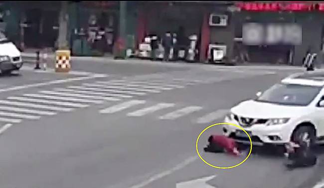 圖為小姑娘被卷進車輪下瞬間。