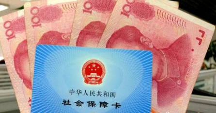 從今年1月1日開始，原有的失業(yè)保險費率是1.5%的有22個省份，包括新疆生產(chǎn)建設(shè)兵團(tuán)，可以在確保失業(yè)保險金按時足額發(fā)放、穩(wěn)崗補貼順利實施的基礎(chǔ)上，可以降低0.5個百分點。個人的費率不超過單位的費率。