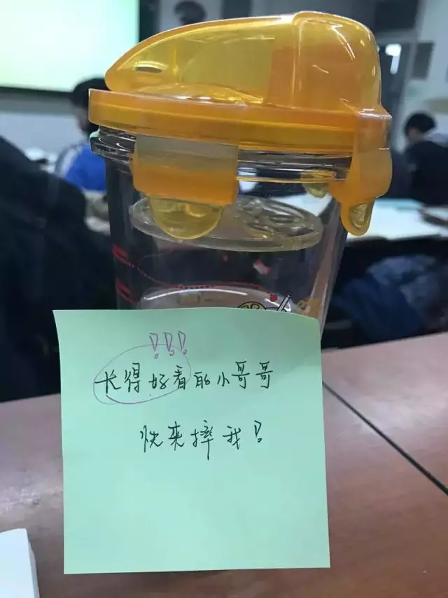 2017年度偶像劇!妹子摔了個(gè)玻璃杯 全國網(wǎng)友羨慕