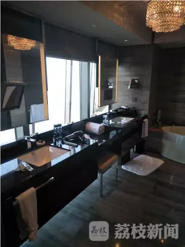 何女士表示無意中看到淋浴間外側(cè)的玻璃映射出幾個人影。