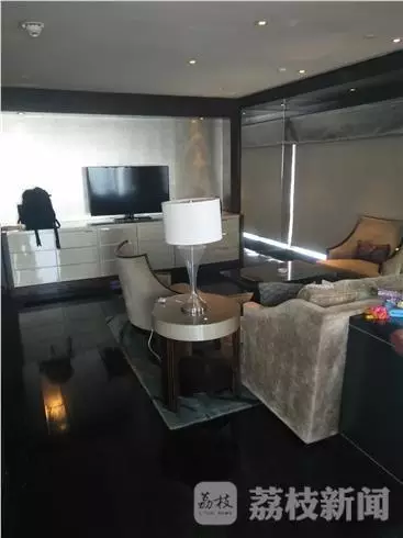 何女士稱當(dāng)時自己正在換衣服，順眼看了一下窗外，就看到了幾個人影，其中一個人拿著手機(jī)，三個男的朝這邊望。何女士表示，剛開始還以為是出現(xiàn)了幻覺，后來發(fā)現(xiàn)，玻璃中的映射人影就是隔壁房間的住客。