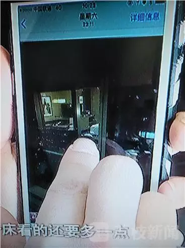 酒店前廳負(fù)責(zé)人李經(jīng)理：我們?nèi)ピ儐栠^，警察也詢問過，警察有錄音，他說他沒有錄像，第一個人說肯定沒有錄像，第二個人沒有口頭保證。對于何女士反映的晚間玻璃外墻變成“鏡子”反光的情況子。負(fù)責(zé)人表示，在客人入住酒店的時候，酒店工作人員一般會對客人進(jìn)行提醒，要求客人將房間的窗紗全部關(guān)閉，不過這一說法卻遭到了何女士的否認(rèn)。酒店前廳負(fù)責(zé)人李經(jīng)理稱，這個雙層玻璃的設(shè)計是環(huán)保設(shè)計，冬暖夏涼，如果是單層冬天會非常冷。