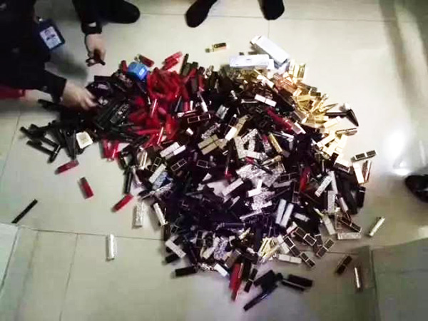 民警搜查出來的口紅。