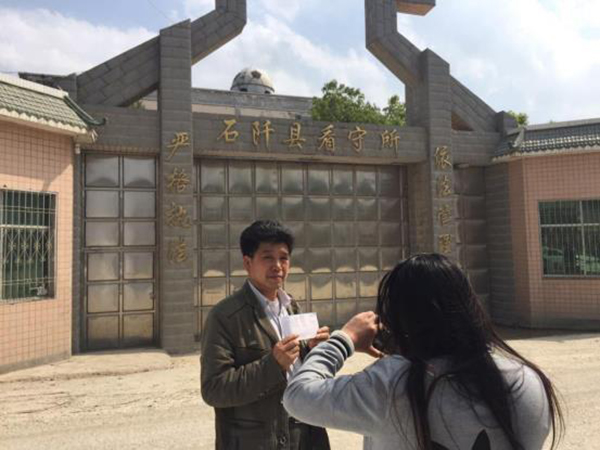 陳全松父親給看守所中的兒子交生活費。