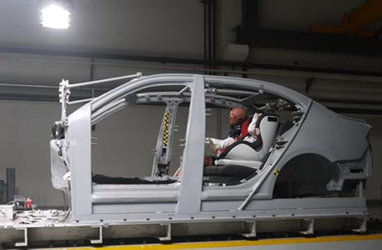 中國兒童汽車安全座椅市場一度沒有國家標(biāo)準(zhǔn)。圖為汽車用兒童安全座椅進(jìn)行撞擊實驗