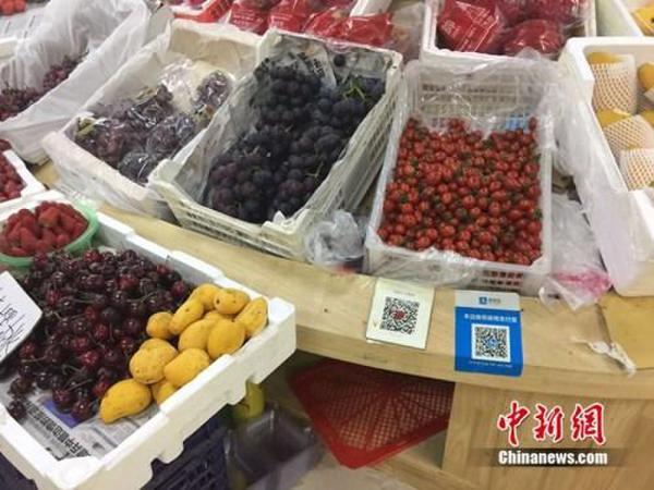 某水果攤，收款二維碼貼在顯眼位置。中新網 吳濤 攝