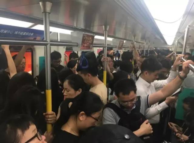 尷尬了！深圳地鐵首開女性車廂 結(jié)果塞滿男乘客