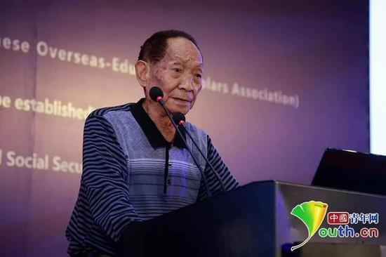 袁隆平院士在第十屆海外高層次人才座談會暨海外院士青島行“雁棲湖論壇”中發(fā)言。 中國青年網(wǎng)記者 李拓攝