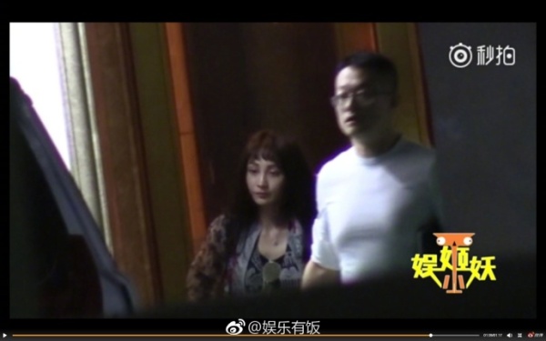 姚笛兩個字承認戀情 收大捧鮮花笑容燦爛