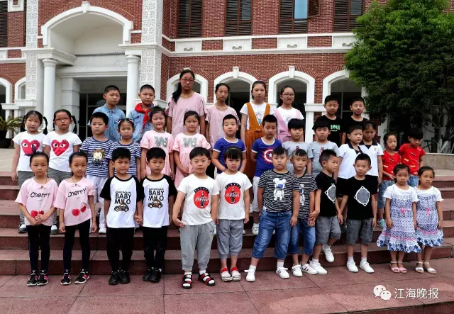  （一年級(jí)新生13對(duì)雙胞胎和初一新生4對(duì)雙胞胎一起合影。）