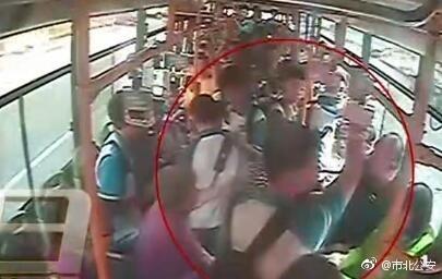 視頻截圖：青島男子嫌讓座慢腳踹掌摑學(xué)生。圖片來(lái)源：青島市公安局市北分局官方微博