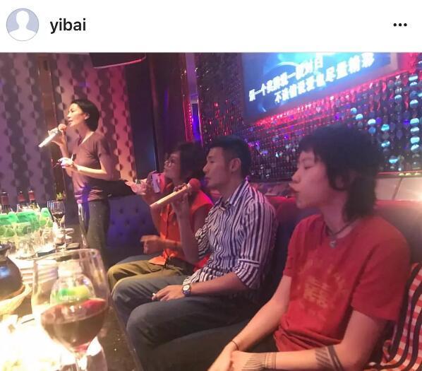 王菲母女跟李榮浩一起唱K，竇靖童的表情亮了
