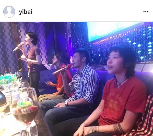 王菲母女跟李榮浩一起唱K，竇靖童的表情亮了