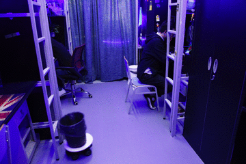 大學(xué)生改造黑科技宿舍：投影鍵盤 會動的垃圾桶