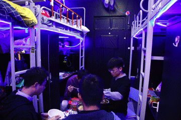 用人臉識別的技術(shù)，防火防盜防宿管。宿管一來，就可以自動發(fā)起警報