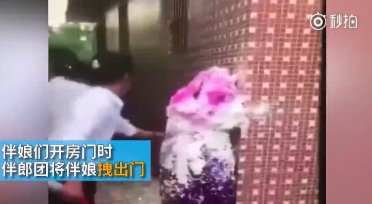 據(jù)澎湃新聞消息，近日廣東江門開平某村又現(xiàn)惡俗婚鬧。男方兄弟團(tuán)去接新娘的時(shí)候，先用彩帶對著姐妹團(tuán)狂噴，后來甚至有人用滅火器直接噴伴娘面部，害的伴娘差點(diǎn)被送進(jìn)醫(yī)院。