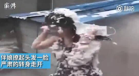 視頻中可以看到，雖然伴娘事先有穿雨衣防備，但在被伴郎團(tuán)圍攻時(shí)，雨衣被拔下，更過分的是，有人還用滅火器直接對著她的臉噴。后來伴娘好像是生氣了，撩起頭發(fā)一臉嚴(yán)肅的轉(zhuǎn)身走開。