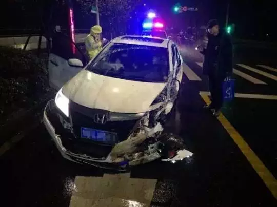 今天凌晨，杭州一對環(huán)衛(wèi)工夫婦被車撞進(jìn)錢塘江