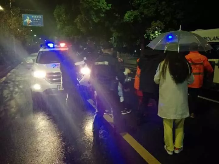 今天凌晨，杭州一對環(huán)衛(wèi)工夫婦被車撞進(jìn)錢塘江