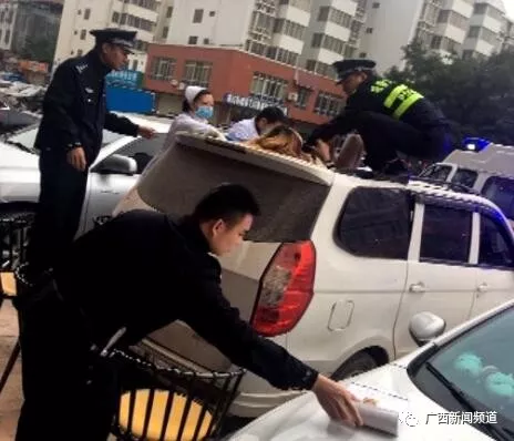 ▲女子跌落至一面包車車頂，民警和醫(yī)護(hù)人員將其救下。