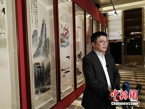 北京保利拍賣執(zhí)行董事趙旭在當晚接受采訪。<a target='_blank'  _fcksavedurl='http://www.chinanews.com/' _fcksavedurl='http://www.chinanews.com/' >中新網(wǎng)</a>記者 宋宇晟 攝