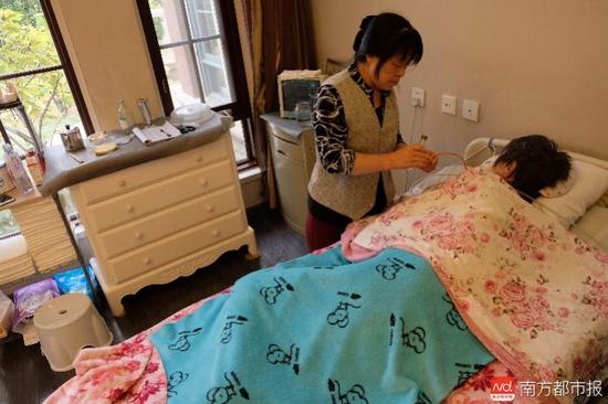 張津華進(jìn)食只能靠營(yíng)養(yǎng)粉鼻飼。（羅逸爵 攝）