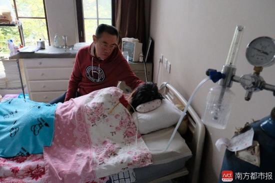 氧氣的轟隆聲，一刻不停地在這個(gè)家里“吵”了九年多。（羅逸爵 攝）