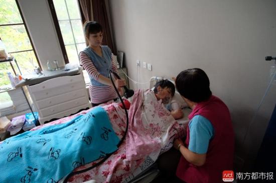 每次排痰，張津華就會(huì)癲癇發(fā)作，這是她腦部?jī)H有的電信號(hào)。（羅逸爵 攝）