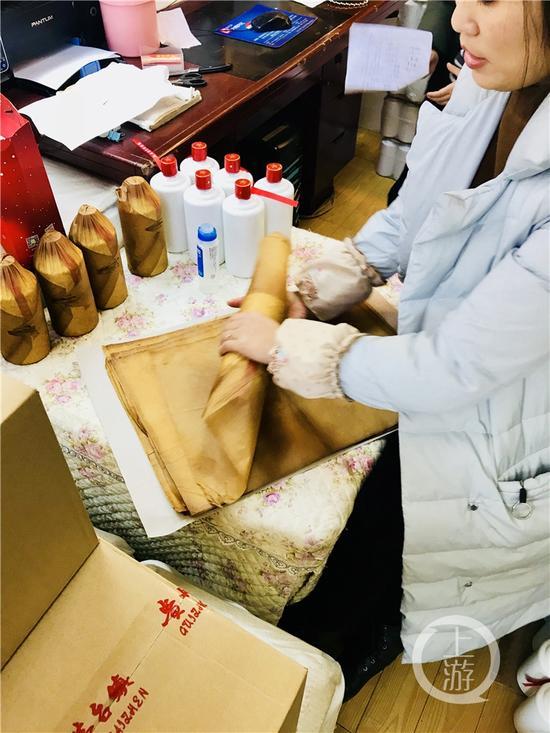 正在對白酒進行包裝處理的經(jīng)營戶。