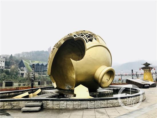 △茅臺鎮(zhèn)1915廣場著名的“壇碎”雕塑。