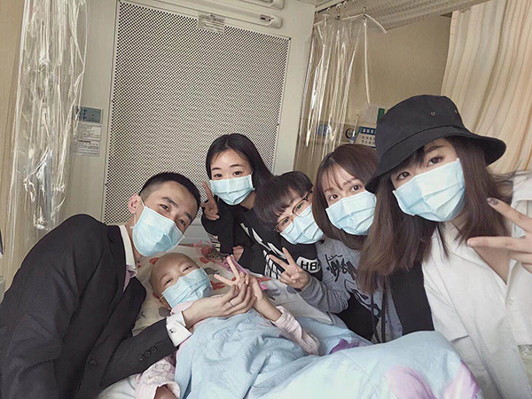 小伙病房求婚白血病女友：守護你不離不棄