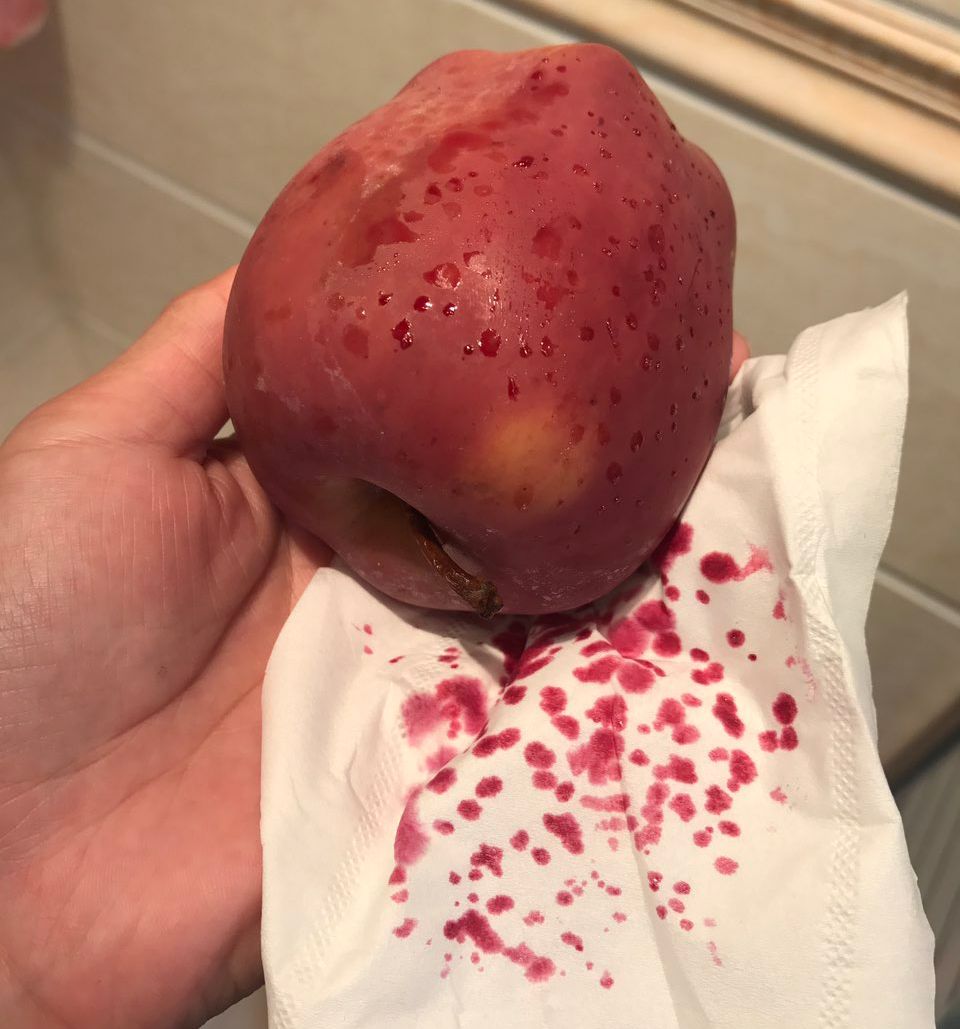 嚇懵！女子用熱水泡蘋果結(jié)果冒出血珠 咋回事？