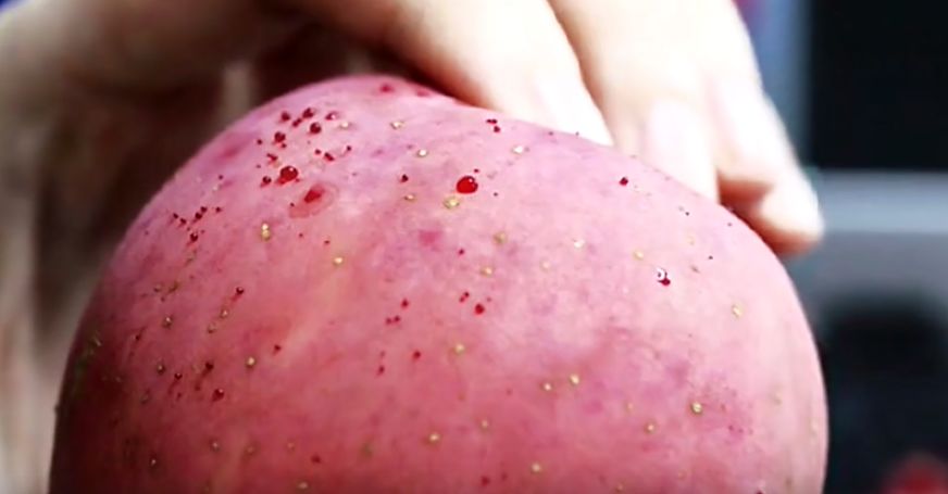 嚇懵！女子用熱水泡蘋果結(jié)果冒出血珠 咋回事？