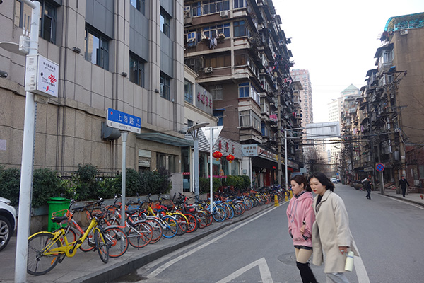 上海路的兩邊，大多是一些老房子。