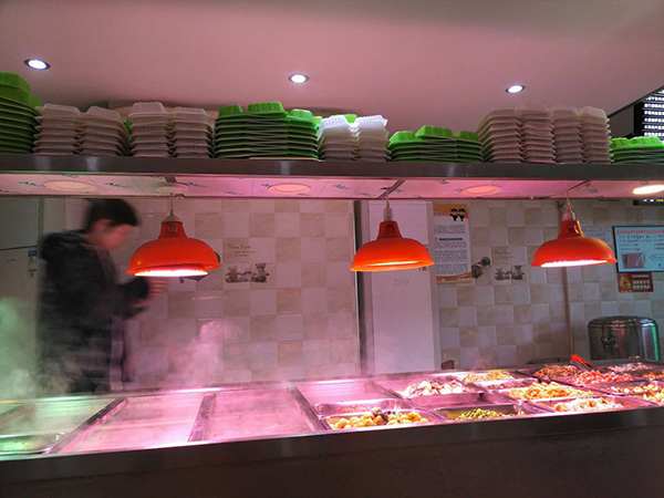 羅正宇經(jīng)常去的炸醬面館，中午和晚上有盒飯吃。