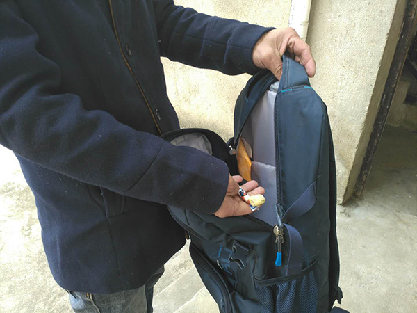 羅正宇的藍(lán)色背包，只剩下一塊錢和一顆大白兔奶糖。