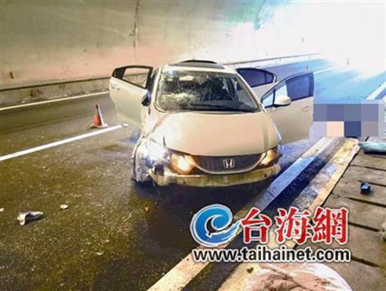 小車在龍巖高速隧道內(nèi)翻車，擋風玻璃脫落。 臺海網(wǎng) 圖
