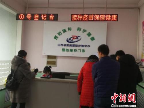 當(dāng)日，山西省疾病預(yù)防控制中心門診部擠滿了前來接種和咨詢四價(jià)宮頸癌疫苗的女性。 范麗芳 攝
