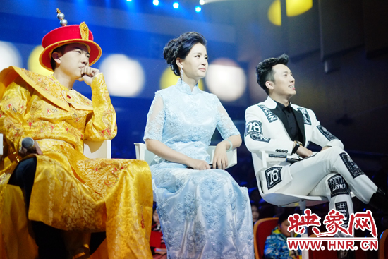 當晚產(chǎn)生的冠亞軍，陳琨（中）、劉雯（右）、郭嘉寧