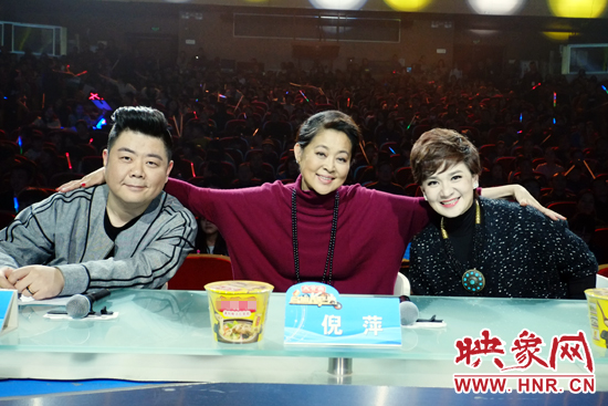 三位坐鎮(zhèn)評委倪萍（中）、柯以敏（右）和毛子哥