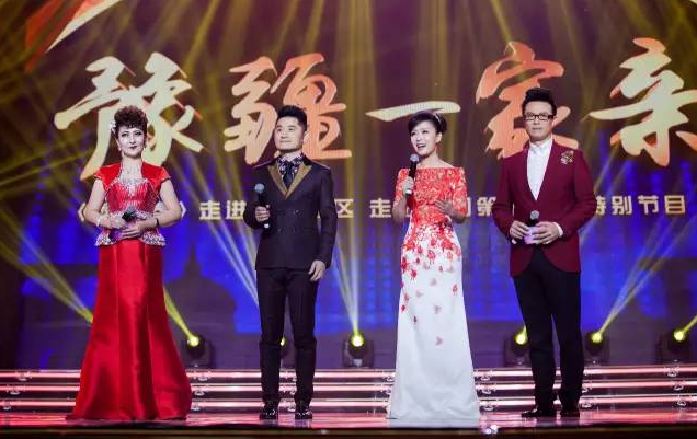 主持人：白燕升、龐曉戈、關(guān)楓、熱娜·古麗（從右到左）