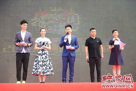 電視臺(tái)主持人與電臺(tái)主播搭檔主持，讓人耳目一新