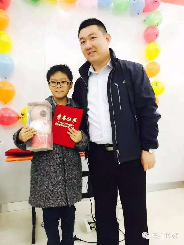 我是小小銀行家，來跟行長合個影哦