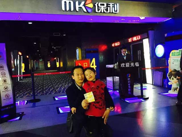 再來看兩個萌娃，表情都好有戲！