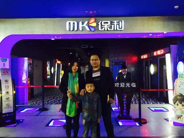 再來看兩個萌娃，表情都好有戲！