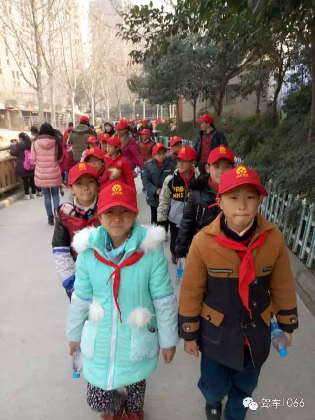 脖子上戴著紅領(lǐng)巾，頭上頂著小紅帽，排著整齊的隊(duì)伍——出發(fā)！