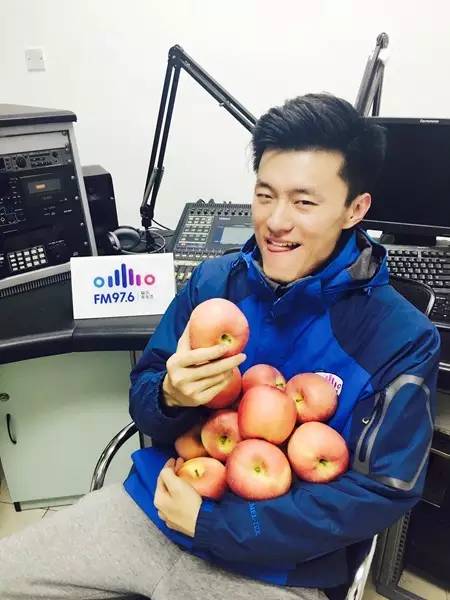 要不你跟我一身裸吧？來(lái)嘛來(lái)嘛……