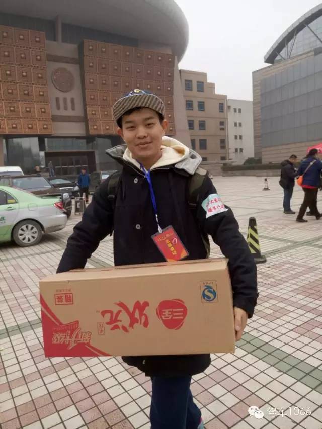 河南電臺1066主持人小澤，搬送愛心餃子。